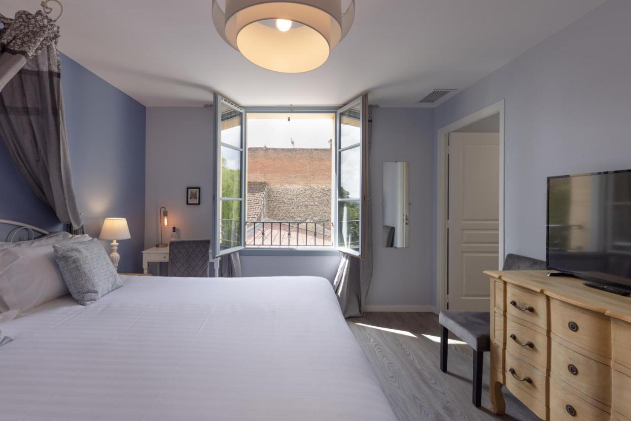 Hotel-Restaurant Des Augustins แซงต์-ซีเพรียง ภายนอก รูปภาพ