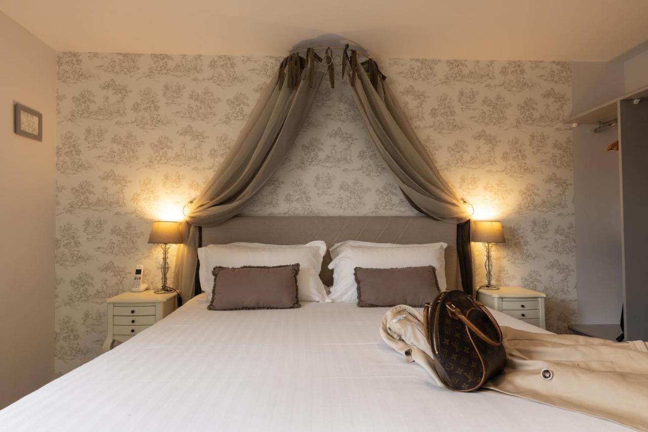 Hotel-Restaurant Des Augustins แซงต์-ซีเพรียง ภายนอก รูปภาพ
