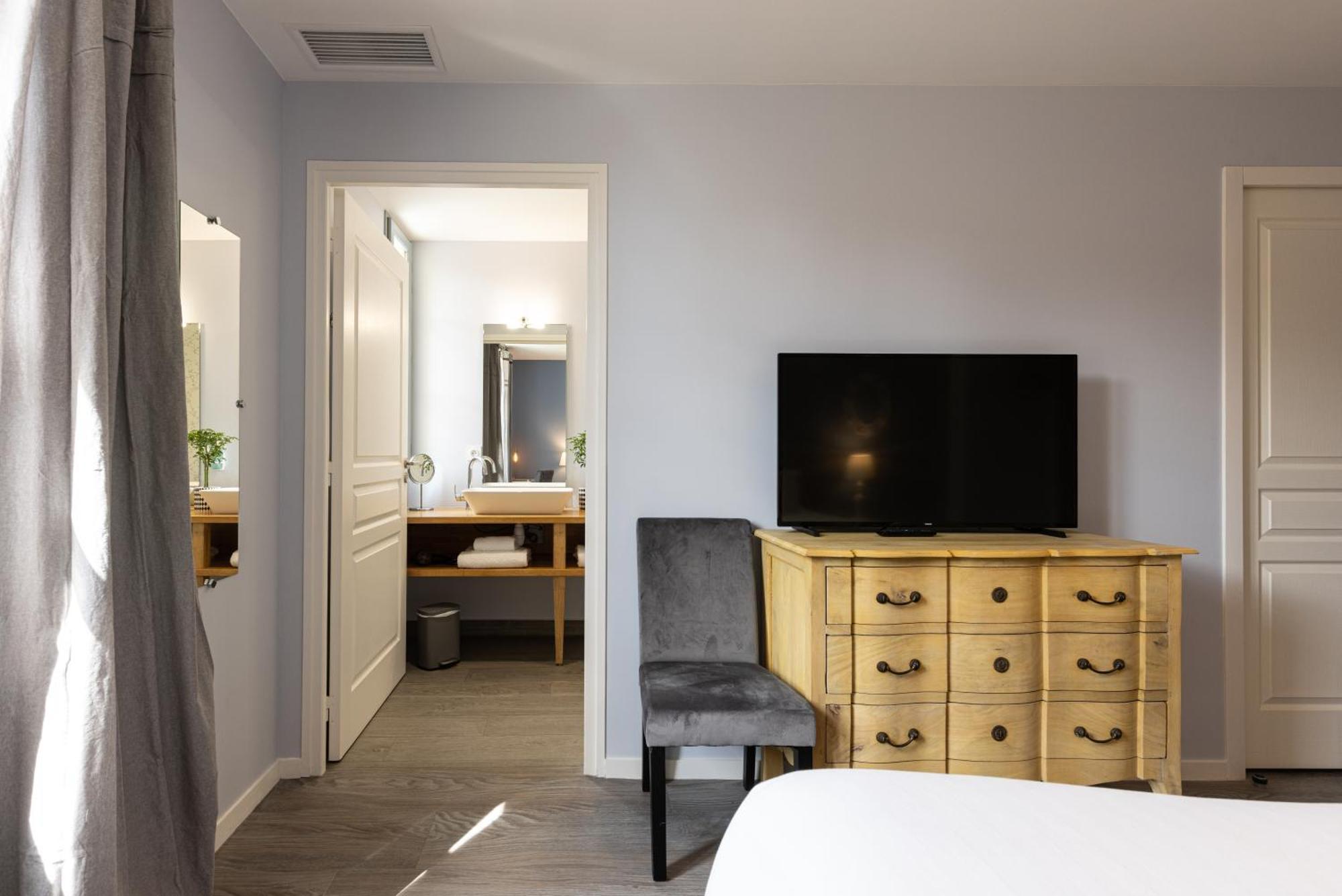 Hotel-Restaurant Des Augustins แซงต์-ซีเพรียง ภายนอก รูปภาพ