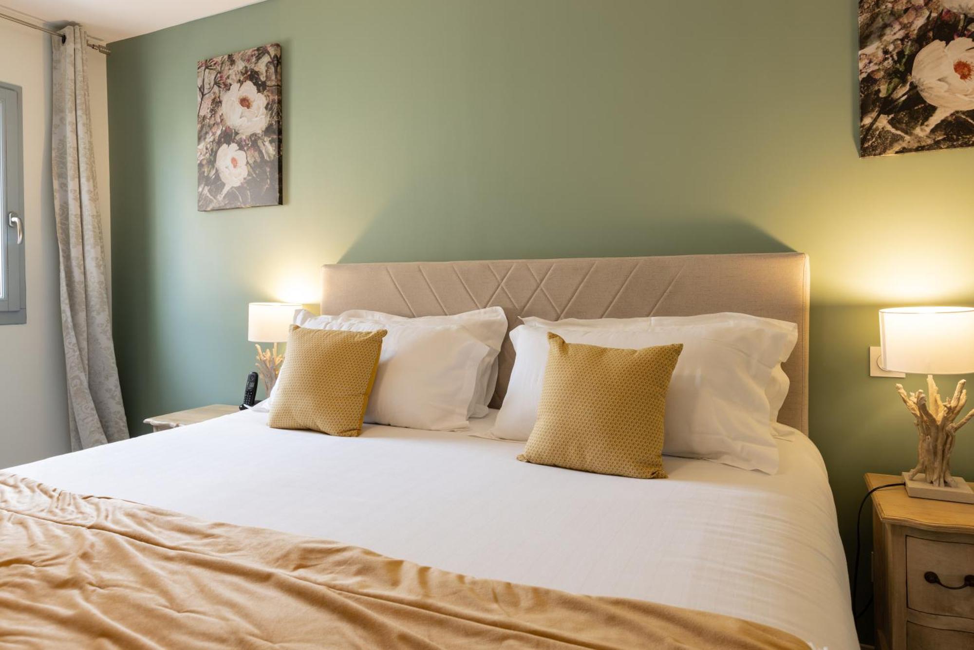 Hotel-Restaurant Des Augustins แซงต์-ซีเพรียง ภายนอก รูปภาพ